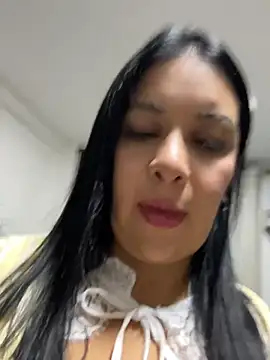Snapshot of IrisDuvall chatting on June 2026 01:10:01 AM IrisDuvall online show from June 2026 01:10:01 AM