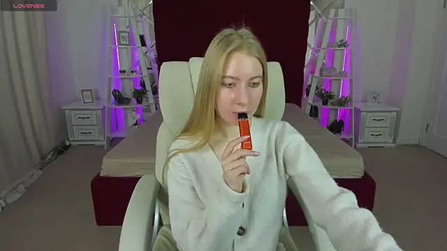 Snapshot of Alina_Blonde chatting on April 2026 05:41:02 AM Alina Blonde online show from April 2026 05:41:02 AM