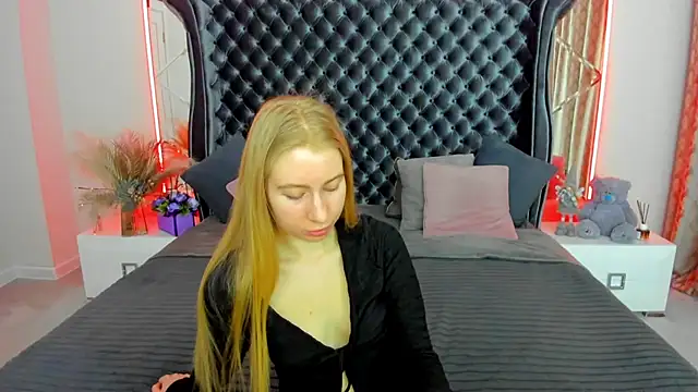 Snapshot of Alina_Blonde chatting on April 2026 05:54:02 AM Alina Blonde online show from April 2026 05:54:02 AM