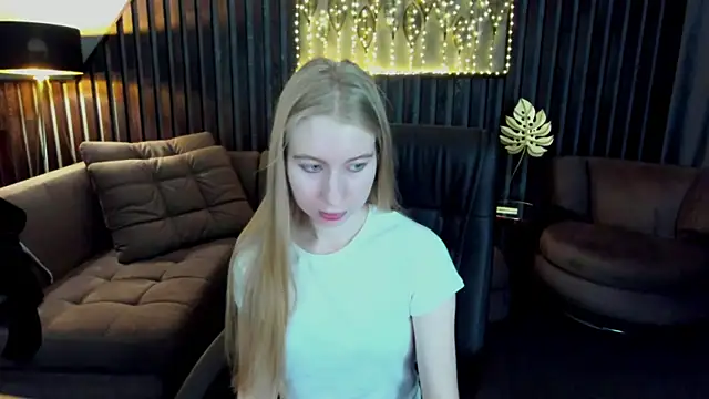 Snapshot of Alina_Blonde chatting on May 2026 05:35:02 AM Alina Blonde online show from May 2026 05:35:02 AM