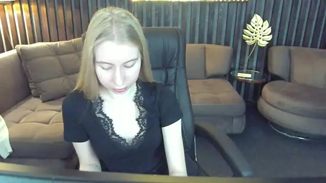 Snapshot of Alina_Blonde chatting on May 2026 05:37:01 AM Alina Blonde online show from May 2026 05:37:01 AM