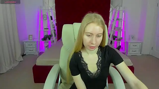 Snapshot of Alina_Blonde chatting on May 2026 05:34:02 AM Alina Blonde online show from May 2026 05:34:02 AM
