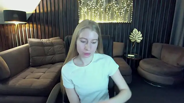 Snapshot of Alina_Blonde chatting on May 2026 05:34:02 AM Alina Blonde online show from May 2026 05:34:02 AM