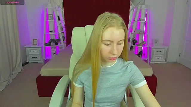 Snapshot of Alina_Blonde chatting on May 2026 05:36:02 AM Alina Blonde online show from May 2026 05:36:02 AM