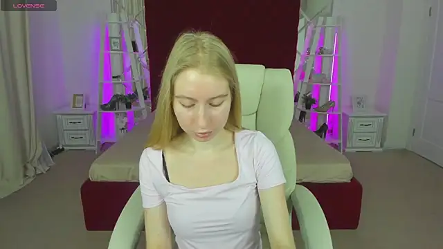 Snapshot of Alina_Blonde chatting on May 2026 05:38:01 AM Alina Blonde online show from May 2026 05:38:01 AM