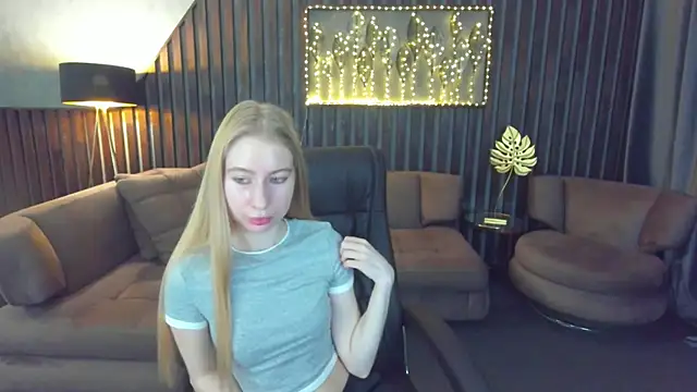 Snapshot of Alina_Blonde chatting on May 2026 05:34:01 AM Alina Blonde online show from May 2026 05:34:01 AM