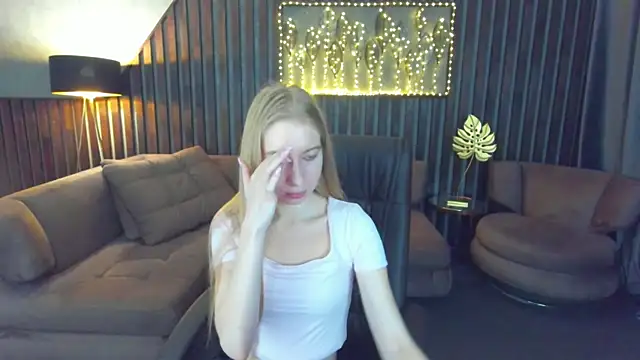 Snapshot of Alina_Blonde chatting on May 2026 05:34:01 AM Alina Blonde online show from May 2026 05:34:01 AM
