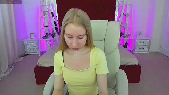 Snapshot of Alina_Blonde chatting on June 2026 05:53:02 AM Alina Blonde online show from June 2026 05:53:02 AM