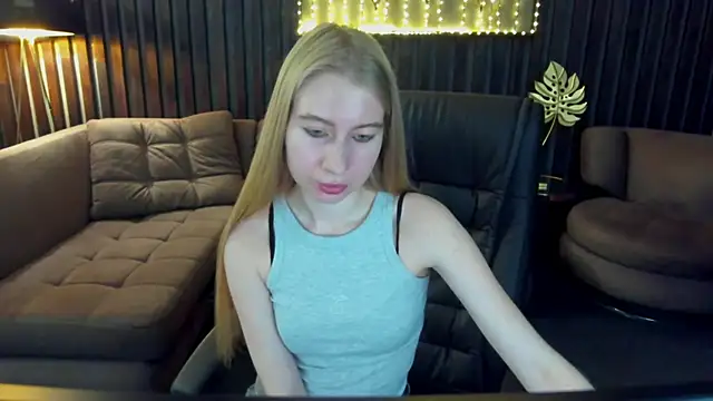 Snapshot of Alina_Blonde chatting on June 2026 05:34:01 AM Alina Blonde online show from June 2026 05:34:01 AM