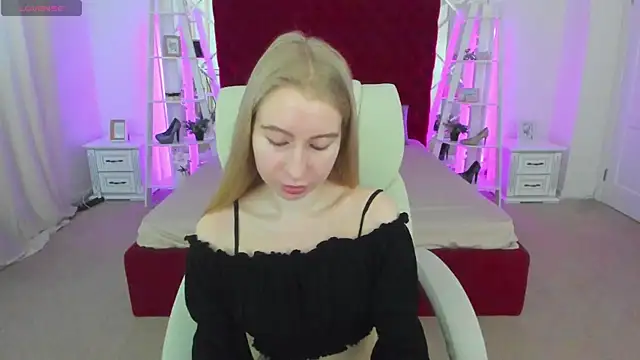 Snapshot of Alina_Blonde chatting on June 2026 05:33:02 AM Alina Blonde online show from June 2026 05:33:02 AM