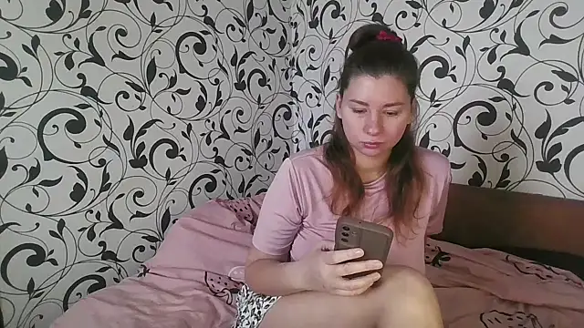 YourEmilie online show from November 2025 07:30:02 AM