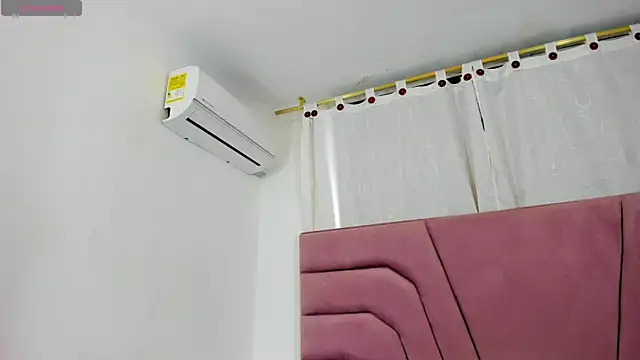 miajhonsonx online show from December 2025 02:12:02 PM