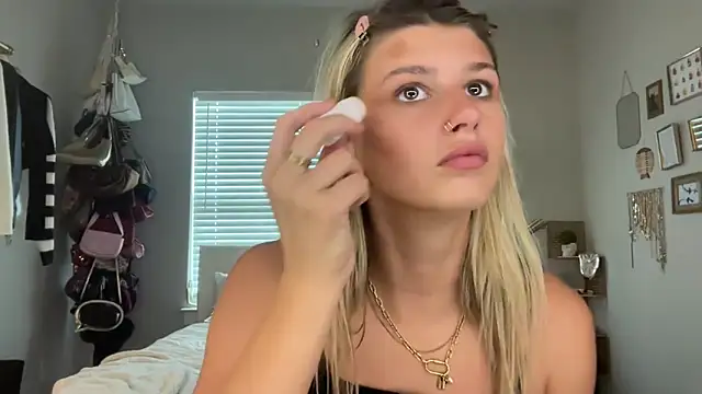 Snapshot of AnnGrayson chatting on September 2025 06:22:02 PM AnnGrayson online show from September 2025 06:22:02 PM