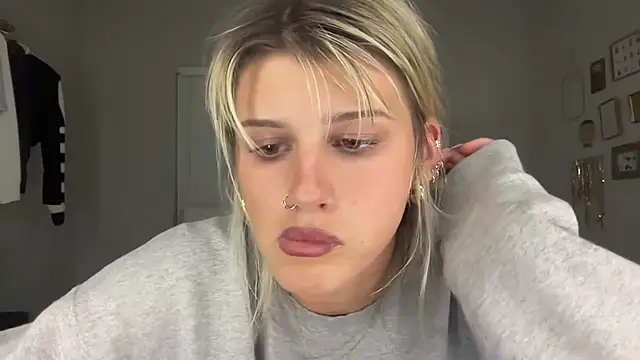 Snapshot of AnnGrayson chatting on October 2025 12:38:01 AM AnnGrayson online show from October 2025 12:38:01 AM