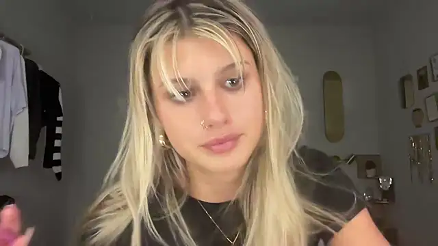 Snapshot of AnnGrayson chatting on October 2025 01:16:01 AM AnnGrayson online show from October 2025 01:16:01 AM