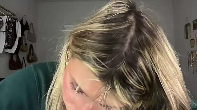 Snapshot of AnnGrayson chatting on October 2025 12:24:02 AM AnnGrayson online show from October 2025 12:24:02 AM