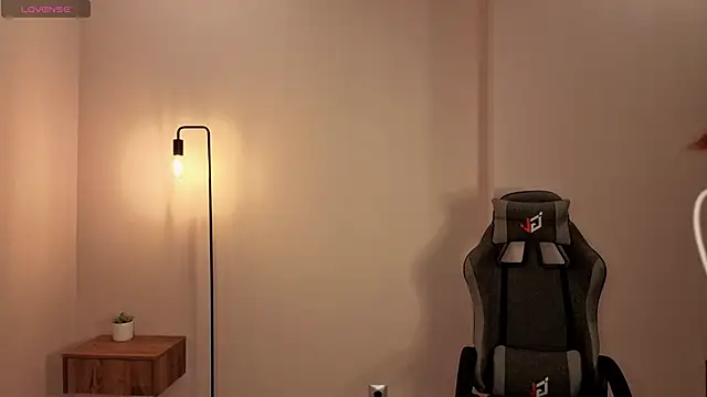 Frences Eyes online show from November 2025 02:39:02 PM