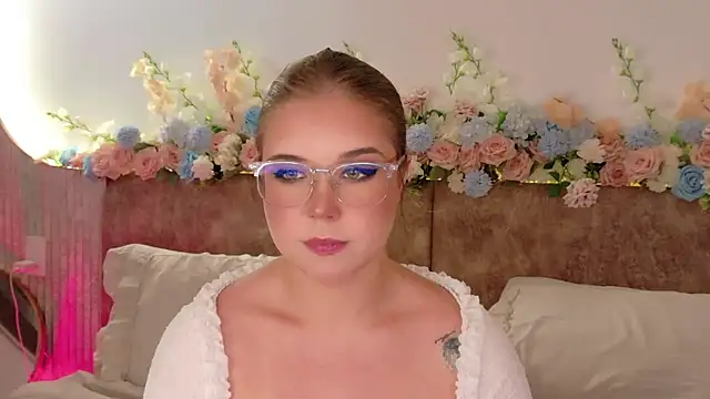 Lilith Bonheur online show from April 2026 11:13:01 PM