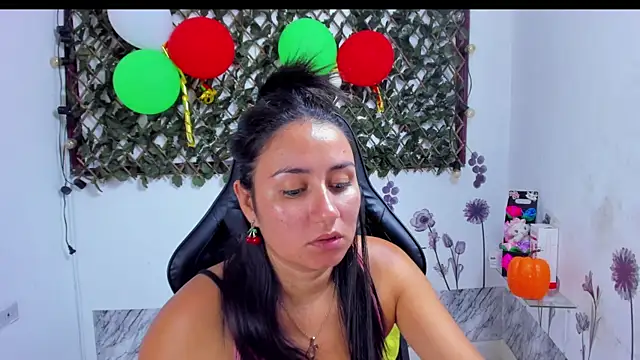 Luna021 1 online show from November 2025 07:38:01 PM