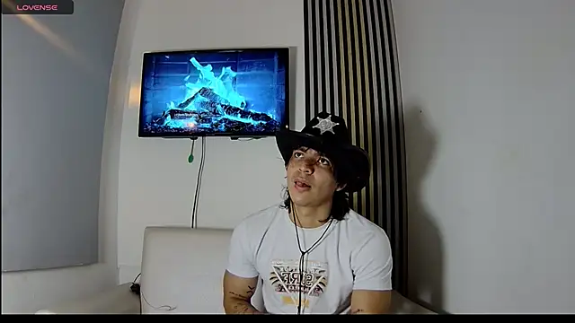 Snapshot of toji_luxxer chatting on November 2025 04:34:02 AM toji luxxer online show from November 2025 04:34:02 AM