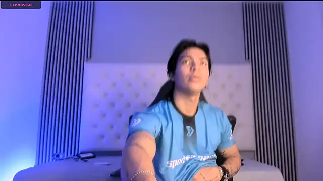 Snapshot of toji_luxxer chatting on November 2025 04:24:02 AM toji luxxer online show from November 2025 04:24:02 AM