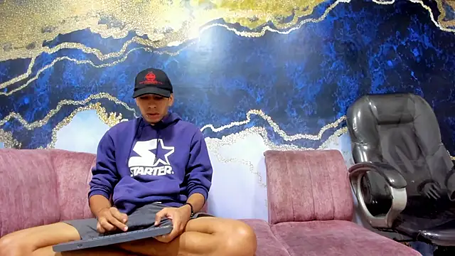 Juicy Creww online show from December 2025 09:36:02 AM