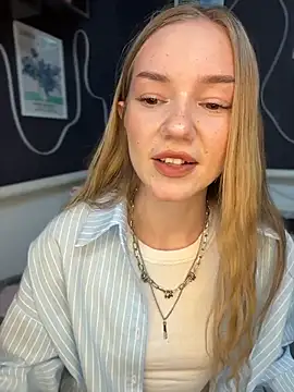 Snapshot of MilaMoone chatting on May 2026 11:31:02 AM MilaMoone online show from May 2026 11:31:02 AM