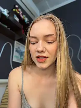 Snapshot of MilaMoone chatting on June 2026 11:20:02 AM MilaMoone online show from June 2026 11:20:02 AM