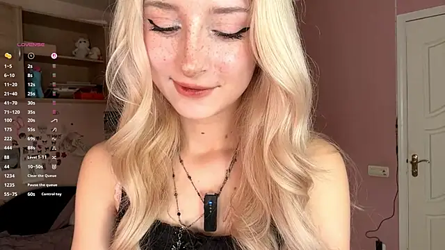 FridaAaberg online show from November 2025 07:07:01 AM