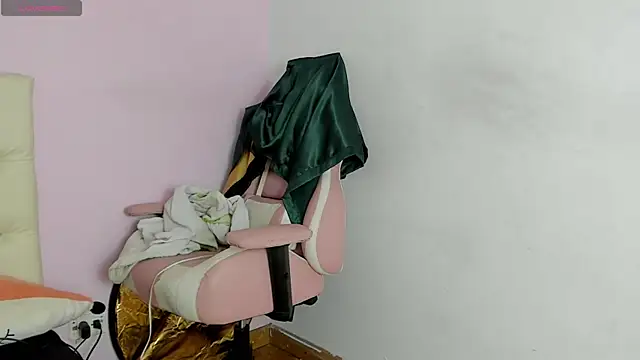 Snapshot of Yuni_kim chatting on November 2025 03:45:01 PM Yuni kim online show from November 2025 03:45:01 PM