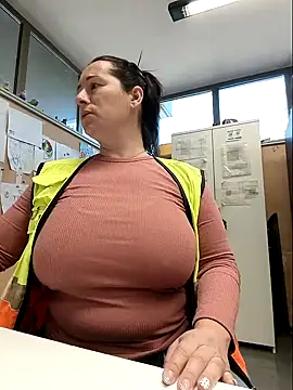 bichota85 online show from April 2026 10:07:01 AM