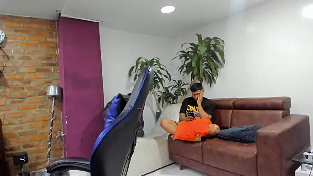 Hot Threesomee online show from November 2025 01:21:02 PM