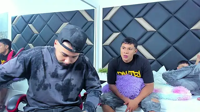 Hot Threesomee online show from November 2025 01:03:01 PM