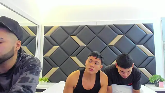 Hot Threesomee online show from November 2025 01:03:01 PM