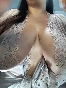 Snapshot of LucyDiamonds1 chatting on May 2026 11:10:01 PM LucyDiamonds1 online show from May 2026 11:10:01 PM