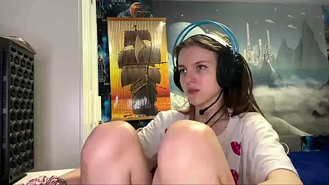 Elira Breeze online show from December 2025 12:47:02 PM