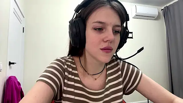 Elira Breeze online show from January 2026 07:17:01 PM