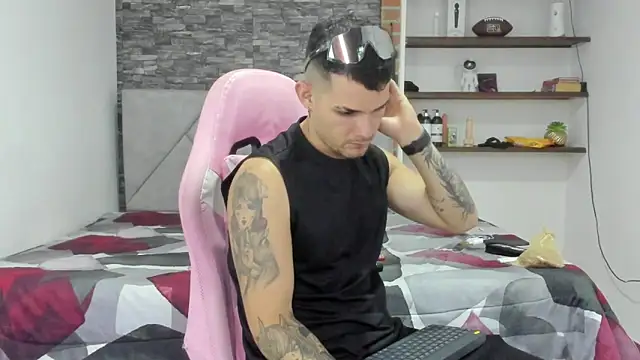 BooyHott  online show from February 2026 07:20:01 PM