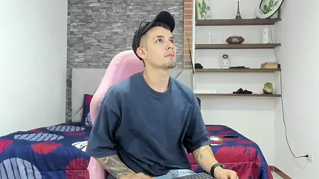 BooyHott  online show from February 2026 07:43:01 PM