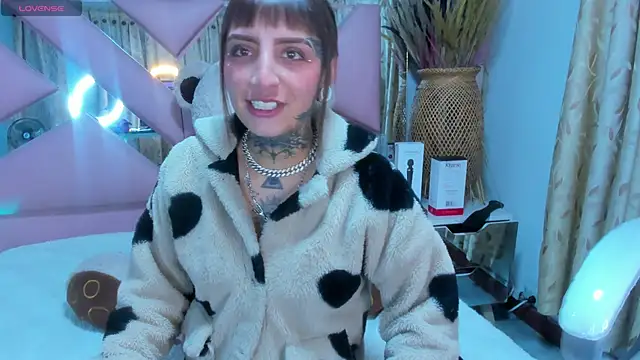 Gyal 8  online show from September 2025 03:54:01 AM