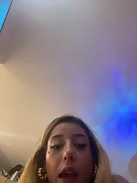 Snapshot of MoniUribe chatting on October 2025 04:18:02 AM MoniUribe online show from October 2025 04:18:02 AM