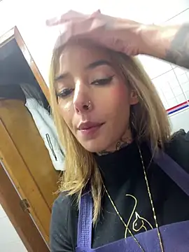 Snapshot of MoniUribe chatting on October 2025 04:57:01 AM MoniUribe online show from October 2025 04:57:01 AM