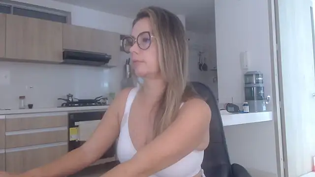 LovePaula online show from November 2025 12:05:02 PM