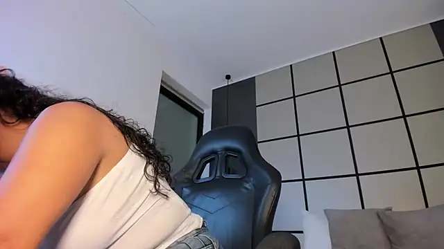 zoee zi online show from June 2026 08:42:01 PM