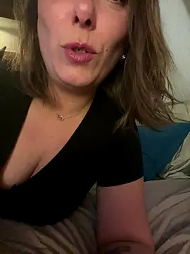 Snapshot of Reine_du_Vice84 chatting on January 2026 11:52:02 PM Reine du Vice84 online show from January 2026 11:52:02 PM