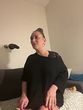 Snapshot of Reine_du_Vice84 chatting on February 2026 07:02:01 AM Reine du Vice84 online show from February 2026 07:02:01 AM