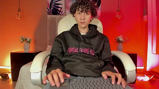 Snapshot of Helios_Obscuro chatting on November 2025 03:05:01 AM Helios Obscuro online show from November 2025 03:05:01 AM