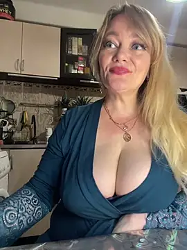 Snapshot of Sweet-blonde chatting on June 2026 11:31:02 PM Sweet-blonde online show from June 2026 11:31:02 PM