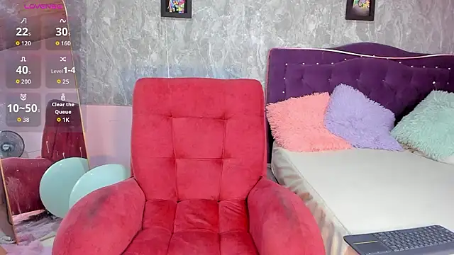 Lauren smiles online show from March 2026 08:15:01 PM