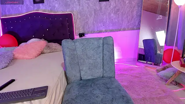 Lauren smiles online show from April 2026 07:36:02 PM